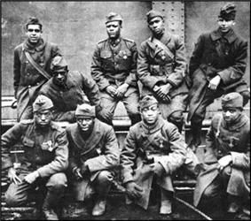 Photos of Soldiers of the 54th Massachusetts Regiment Recruitment Poster to join the 54th Regiment The Robert Gould Shaw and 54th Massachusetts Regiment Memorial in Boston Paintings of the Battle a... African American History, Civil Rights, World History, Harlem Hellfighters, Military Uniforms, American Soldiers, Foto Vintage, History Facts, Military History