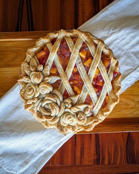 Cute Pie Decorations, Fall Pie Designs, Pie Crust Flowers, Colored Pie Crust, Mini Pie Ideas, Pie Decoration Ideas, Pretty Food Ideas, Thanksgiving Pie Crust Designs, Flower Pie Crust