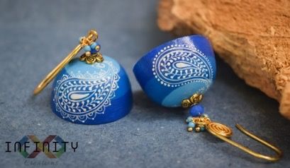 Polymer Clay Jhumkas, Painted Jhumkas, Terracotta Earings, Quilling Earrings Jhumkas, Quilling Jhumkas, Ceramic Plates Art, Diy Jewelry Videos, Quilling Flower Designs, Terracotta Jewellery Making