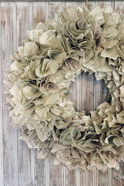 Paper Wreath Tutorial, Paper Wreath Diy, Paper Wreaths, Book Wreath, Book Page Wreath, Book Creative, Old Book Crafts, Folding Origami, Book Page Crafts