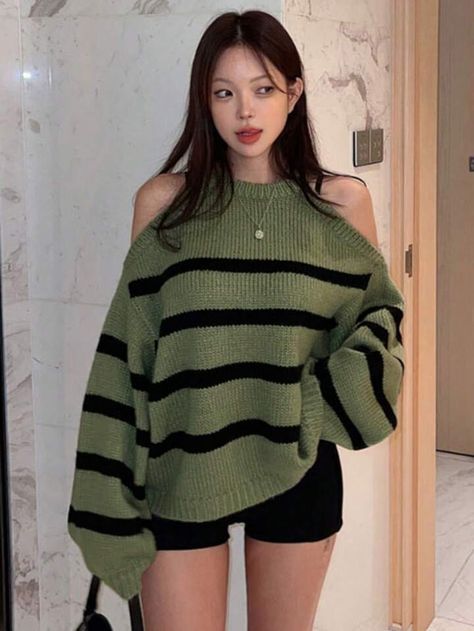 Contemporary Clothing Style, Knitted Sweaters Green, Green Clothes Ideas, Crochet Square Neck Sweater, Cute Winter Tops For Women, Fall Knit Sweater Pattern, Over Shoulder Sweater, Green Womens Outfits, Crocheting A Sweater