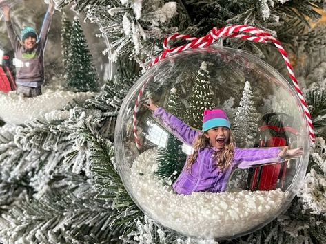 This season, trim your tree with these "make and shake" personalized ornaments with fun winter scenes. Add photos of your favorite people or pets, mini trees, mini sleds and Epsom salt "snow" to a clear plastic globe for decorations that are sure to bring a smile to everyone who visits. Yoyo Crafts, Homemade Snow Globes, Photo Snow Globes, Photo Snow, Clear Christmas Ornaments, Advent Ideas, Snow Globe Crafts, Manifestation Spells, Christmas Globes