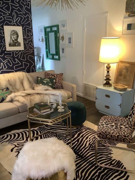 Vanity In Living Room Ideas, Navy Apartment Decor, Study Table Decoration Ideas, Animal Print Living Room, Room Study Table, Sofa Navy, Table Decoration Ideas, Room Vibes, Inside House