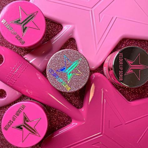 Jeffree Star Cosmetics on Instagram: “All pink everything 👛 Which one of our Star Hand Mirrors is your favorite? 💅🏼Photo by: @begirl15 💖 #jeffreestarcosmetics” Jeffrey Star, Pink Everything, Hand Mirrors, All Pink, Jeffree Star Cosmetics, Hand Mirror, Jeffree Star, Lip Scrub, Makeup Artists