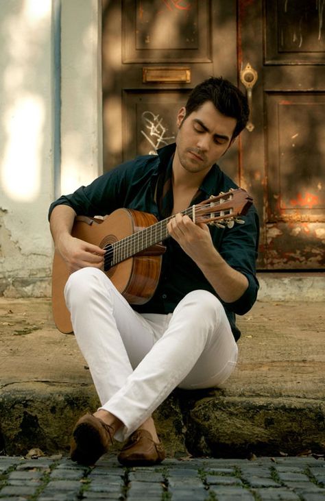 Miloš Karadaglic - classical guitarist from Montenegro Musician Poses, Guitarist Photography, Sam Larson, Musician Portraits, Tango Dancers, Classical Musicians, Guitar Photography, New Photos Hd, Beatles Songs