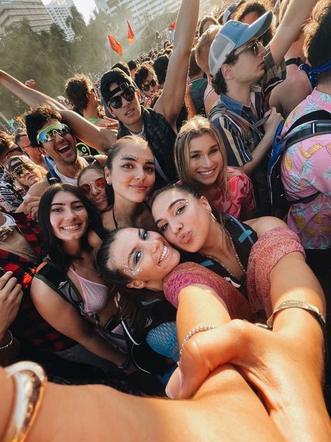 Rave Pictures, Music Festival Aesthetic, Ultra Miami, Festival Friends, Edm Music Festivals, Friendship Pictures, Festival Aesthetic, Friend Vacation, Party Photoshoot