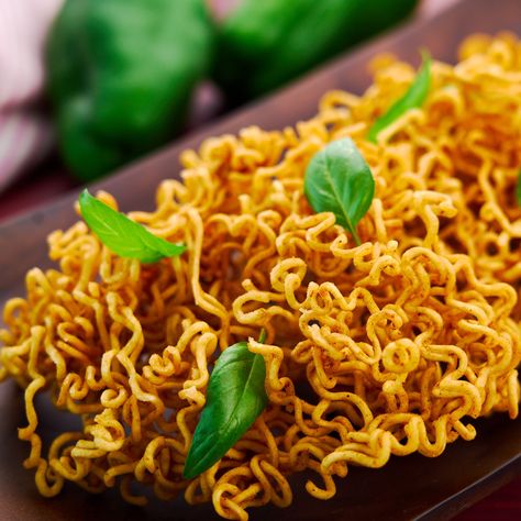 Crispy ramen chips make for a delicious savory snack food. Ramen Noodle Chips, Dry Ramen, Asian Sides, Fried Ramen, Ramen Hacks, Vegetarian Ramen, Dry Soup Mix, Easy Ramen, Crispy Noodles