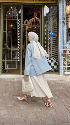 Strong Feminine Outfits, Hijabi Date Night Outfit, Elegant Outfit Hijab, Hijab Modern Style, Hijab Skirt Outfit, Elegant Hijab Outfit, Old Money Hijab Outfit, Elegant Hijab Style, Classy Hijab Outfits