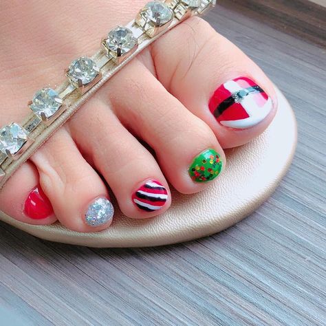 nail•eyelashes•wax on Instagram: “Lovely Christmas toenails. 🎄✨💅🏻#christmastoenails #xmasnails #christmasnails #nailitanailspa” Pedicure Ideas Christmas, Christmas Pedicure Ideas, Christmas Toenails, Christmas Pedicure, Nail Designs Toenails, Toenails Designs, Christmas Toes, Perfect Pedicure, Plaid Nail Art