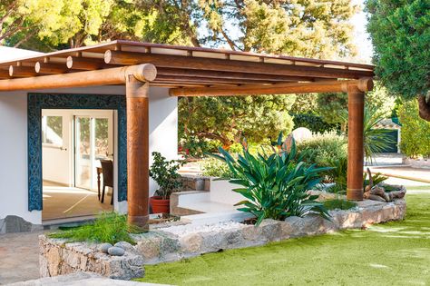 Wood pergola with large log beams and canopy Modern Pergola Designs, Pergola Metal, Pergola Ideas For Patio, Pergola Decorations, Curved Pergola, Pergola Shade Cover, Pergola Diy, Pergola Pictures, Cheap Pergola