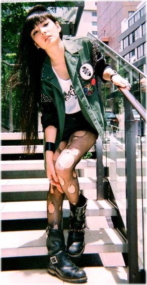 Grunge.. Fotografia Grunge, Stile Punk Rock, Punk Costume, Ripped Tights, Moda Grunge, Punk Rock Grunge, 80s Punk, Look Grunge, Goth Outfit