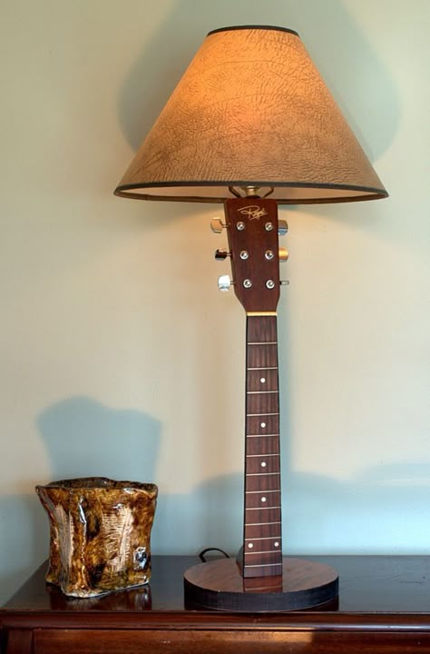 Guitar Lamp, Skateboard Room, Recycled Lamp, Guitar Crafts, Guitar Room, Diy Lampe, Upcycled Home Decor, Music Decor, Sustainable Future