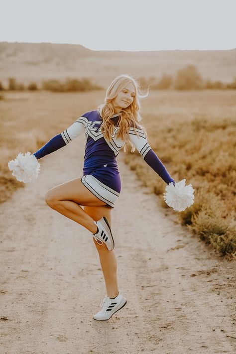 Cheerleader aesthetic Senior Picture Ideas Cheerleading, Dance Team Pictures, Cheerleading Senior Pictures, Dance Team Photos, Cheerleading Pics, Cheerleading Picture Poses, Cheerleading Poses, Cheer Team Pictures, Senior Sunday