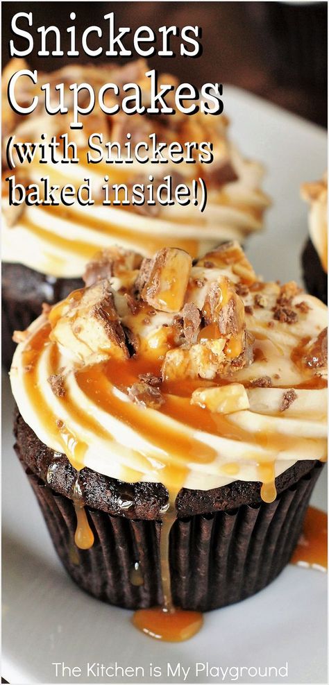 Snickers Cupcakes Gourmet Cupcake Recipes, Snickers Cupcakes, Candy Bar Cupcakes, Snicker Cupcakes, Specialty Cupcakes, Simple Family Meals, Fun Cupcake Recipes, Cupcake Decorating Tips, Creamy Caramel