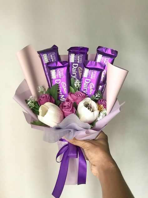 Bucket Coklat Valentine, Snack Flower Bouquet, Chocolate Boquets Simple, Food Bouquet Ideas, Snack Bouquet Ideas, Bouquet With Chocolates, Buket Simple, Chocolate Bucket, Bucket Flowers