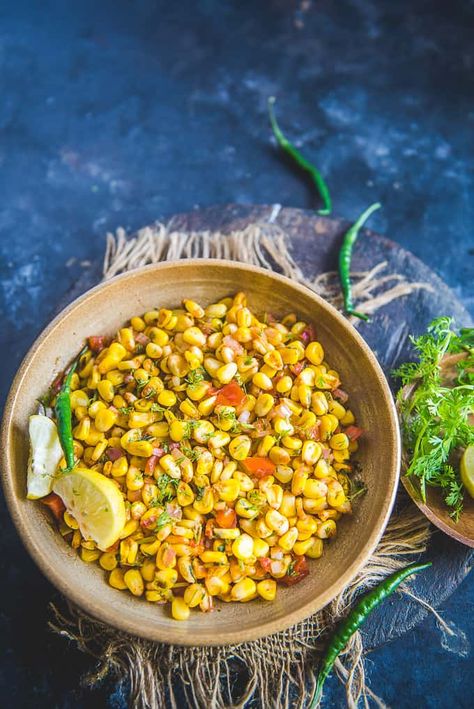 Corn Chaat served in a plate. Indian Chaat Recipes, Sweet Corn Salad Recipe, Corn Chaat, Boil Sweet Corn, Indian Chaat, Indian Vegan, Canapes Recipes, Boiled Corn, Buttered Corn