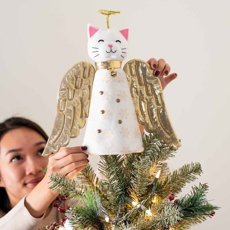 Ornaments Archives - iHeartCats.com Diy Tree Topper, Christmas Miracle, Jackson Galaxy, Diy Cat Tree, Cat Christmas Tree, Needle Felted Christmas, Attention Seeking, Cat Christmas Ornaments, Felt Christmas Tree