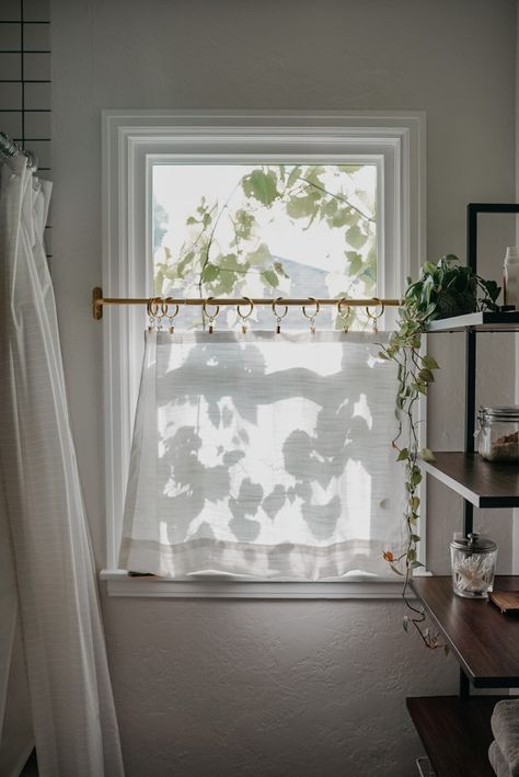 Small Bathroom Window, Bathroom Window Curtains, Bathroom Window Treatments, Interior Simple, Bathroom Window, Fireclay Tile, Cottage Bathroom, Bathroom Windows, Cafe Curtains