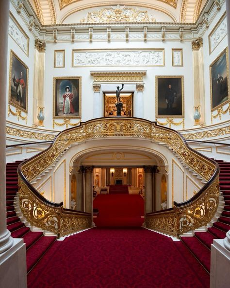 Buckingham Palace Interior, Palace Staircase, Royalty Core, Mother's Day Theme, Palace Interior, Rare Jewelry, Castles Interior, Architecture History, Grand Staircase