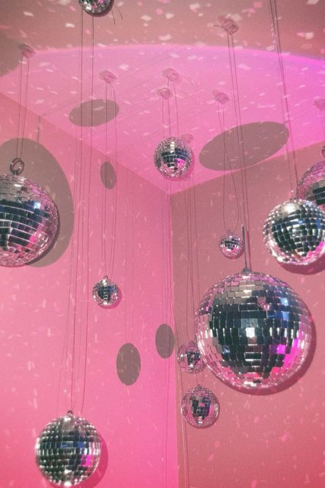 House Living Room Decor, Disco Decor, Maximalist Wallpaper, Disco Aesthetic, Helloween Wallpaper, Sweet Sixteen Birthday Party Ideas, Dream House Living Room, Disco Decorations, Lamp Pink