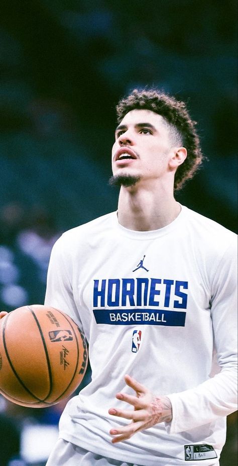 Aesthetic Wallpaper Basketball, Nba Aesthetic Wallpaper, Lamelo Ball Wallpaper, Nba Aesthetic, Melo Ball, Wallpaper Basketball, Nba 2k23, Hornets Basketball, Liangelo Ball