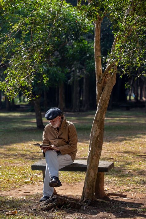 Croquis, Sitting On A Bench Poses, Old Man Photo, Man With Book, Man Sitting On Bench, Old Man Reading, Sit In, Man In Nature, Reading Bench