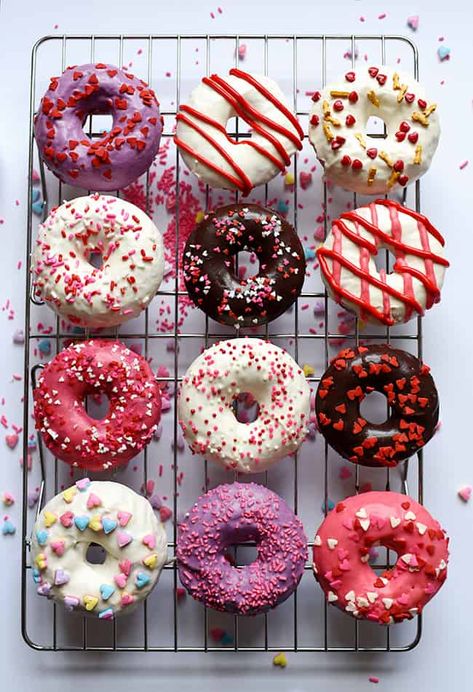 Donut Inspiration, Doughnut Ideas, Donat Glaze, Beignets Cuits, Red Velvet Donuts, Donut Ideas, Valentines Treats, Donut Decorations, Delicious Donuts