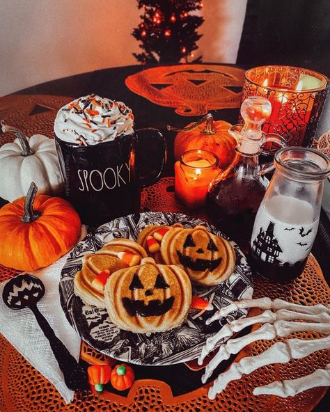 Pumpkin Vibes, Halloween Sleepover, Pumpkin Spice Pancakes, Fall Boards, Fall Pics, Halloween Movie Night, Halloween Things, Halloween Tattoo, Aesthetic Halloween