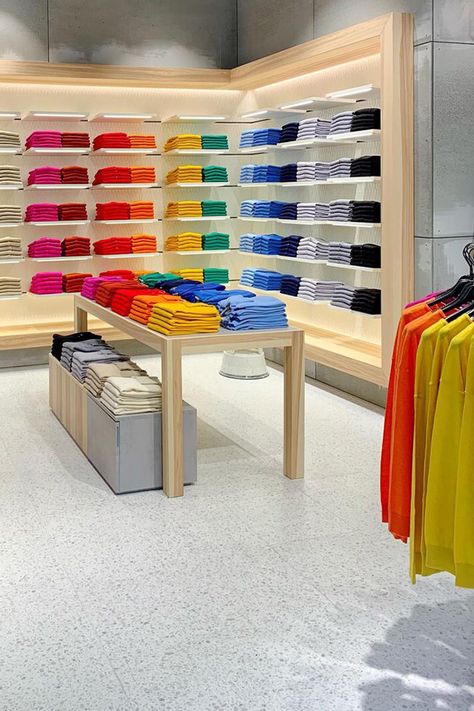 Colorful Store Design, Concept Store Design Retail Interior, Clothes Store Design, Clothes Shop Design, Visual Merchandising Fashion, Clothing Store Displays, Retail Store Interior Design, Clothing Store Interior, Clothing Store Design