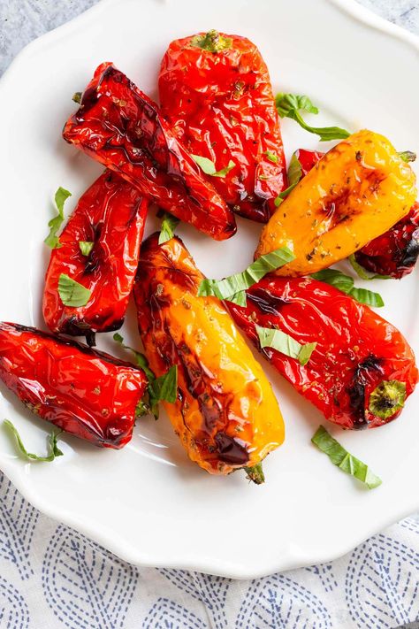 Air fryer mini peppers are quick and easy to make. These naturally sweet peppers get roasted up in the air fryer and make a delicious appetizer or snack. Mini Peppers Recipes, Sweet Pepper Recipes, Mini Peppers, Mini Sweet Peppers, Bell Pepper Recipes, Dried Peppers, Austin Food, Stuffed Mini Peppers, Sweet Peppers