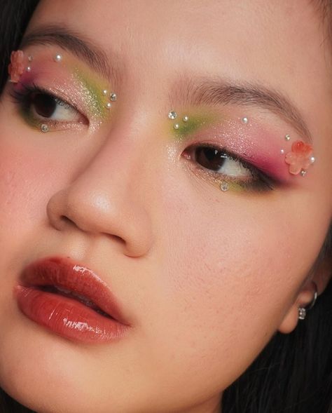 sakura makeup to match my sakura nails 🌸💕 pink and green is such a classic combination, and using lighter shades really screams… | Instagram Pink Green Makeup Looks, Pink Green Makeup, Green And Pink Makeup Looks, Pink And Green Eye Makeup, Green Pink Eyeshadow, Pink And Green Makeup Looks, Fairy Makeup Looks Green, Pink And Green Eyeshadow, Green And Pink Makeup