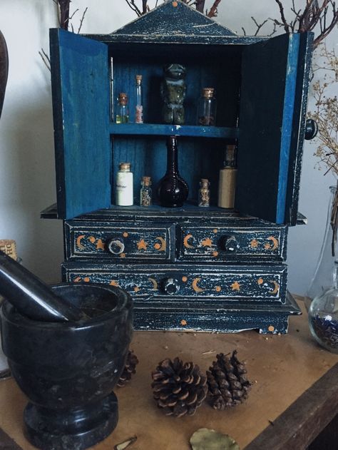 Witchy Room, Witch Room, Ravenclaw Aesthetic, Wiccan Decor, Witch Cottage, Witches Altar, Witchy Crafts, Witchy Decor, Witch Decor