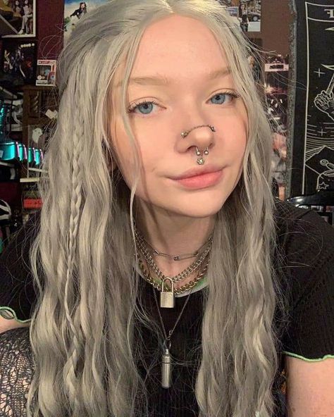 Looking Up Drawing, Double Nostril Piercing, Piercings Septum, Double Nose Piercing, Double Ear Piercings, Face Piercings, Cool Piercings, Facial Piercings, Cute Piercings