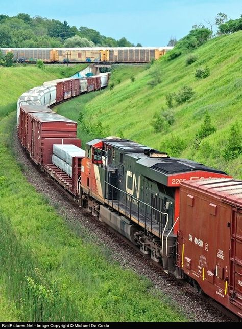 North American economy on the move. Old Train Depots, Moving Train, Canadian National Railway, Steam Engine Trains, Freight Train, Railroad Pictures, Rail Transport, Railroad Photography, Old Trains