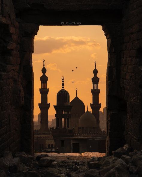 Islam Sunset, Sunset Wallpaper Aesthetic, Old Cairo, Egypt Aesthetic, Desert Sahara, Arab Culture, Old Egypt, Dream Places, Egypt Travel