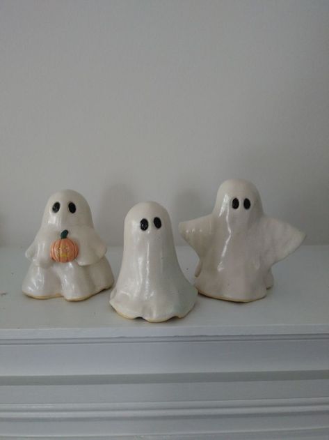 Boo :) Clay Ghosts, Halloween Clay, Sculpture Art Clay, Air Dry Clay Projects, Cerámica Ideas, Tanah Liat, Clay Diy Projects, Clay Crafts Air Dry, Pottery Crafts