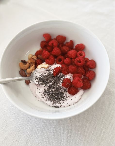 Raspberry Yogurt Bowl, Greek Yogurt Fruit Bowl, Healthy Yoghurt Bowl, Greek Yogurt Recipes Breakfast, Yogurt Recipes Breakfast, Chia Seed Yogurt, Yogurt Chia Seeds, Chia Yogurt, Raspberry Breakfast