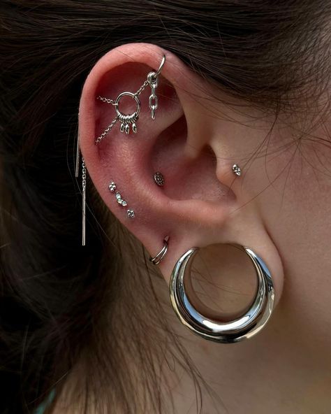 Marilyn Mena-Scott - Ear Stylist (@marilynmenascott) • Instagram photos and videos Piercing Inspo Ear Industrial, Ear Piercing Styling Minimalist, Witchy Ear Piercings, Piercing Stack, Ear Piercings Gauges, Ear Piercing Names, Ear Styling, Medusa Piercing, Cool Ear Piercings