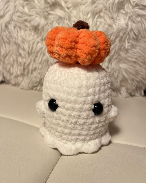 Halloween Crochet Ideas, Plushies Pattern, Halloween Plushies, Ghost With Pumpkin, Crochet Ghost, Fall Crochet, Crochet Halloween, Boo Basket, Little Ghost