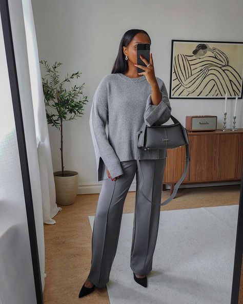 Classy Fall Style, Grey Monochromatic Outfit, Gray Outfit Ideas, Grey Outfit Ideas, Outfit Ideas Latina, Wide Leg Trousers Outfit, Gray Outfit, 70’s Outfit, Smart Casual Work