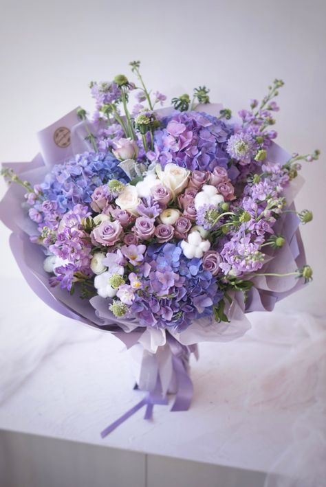 Light Purple Flower Arrangements, Bouquet Of Flowers Lilac, Purple Flowers Arrangements, Purple Bouquet Aesthetic, Purple And Blue Flower Arrangements, Light Purple Flower Bouquet, Purple Flower Bouquet Aesthetic, Lilac Flower Arrangements, Hydrangea Bouquet Aesthetic