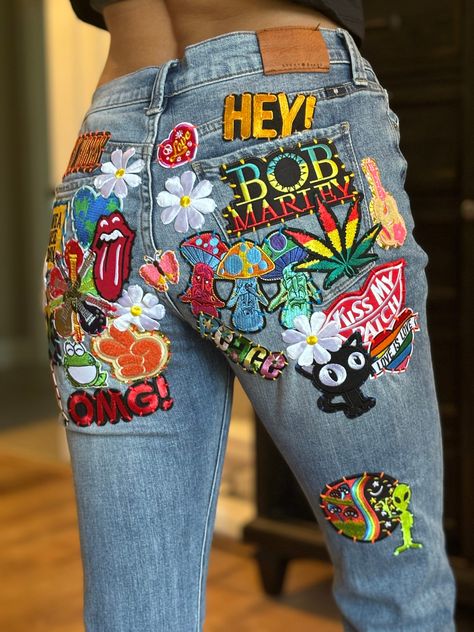 Patchwork Jeans For Women, Vintage Remake Clothes, Patterned Jeans Outfit, Jeans Customization, Patches On Pants, Patchwork Jeans Diy, Customised Jeans, Thrift Upcycle Clothes, Jean Custom