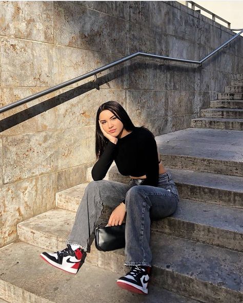 Jordan Outfits Womens, Tomboy Stil, Jordan 1 Outfit Women, Jordan Outfit, Nike Air Jordan 1 Retro, Jordan Outfits, Streetwear Mode, Foto Poses, Tomboy Style Outfits