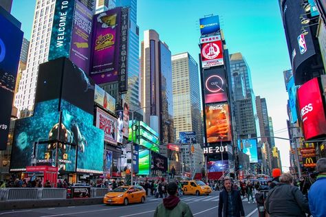 Times Square, New York City Times Square Winter, Winter Bucket Lists, Adirondack Homes, Times Square Pictures Ideas, Times Square Photography, Nyc On A Budget, New York Itinerary, Times Square Ny, Culture Inspiration