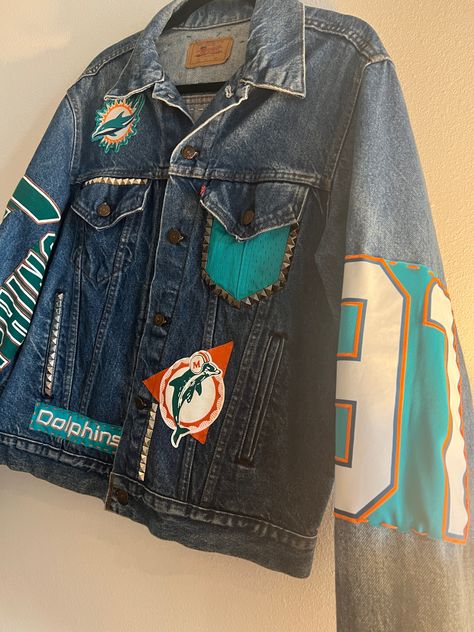 Painted Jean Jacket Sports, Diy Patch Jean Jacket, Sports Denim Jacket, Nfl Denim Jacket, Baseball Fits, Customized Jacket, Patched Jeans Diy, Cheer Jackets, Jean Painting