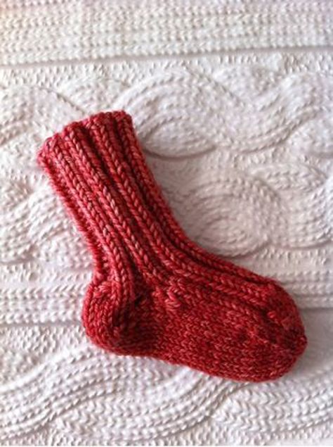 We're Going Ga-Ga for These Baby Socks - Free Pattern Baby Socks Knitting Pattern, Quick Knitting Projects, Baby Socks Pattern, Baby Socks Knit, Newborn Socks, Pull Bebe, Socks Pattern, Sock Knitting Patterns, Knitted Socks