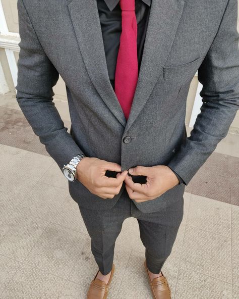 Red tie Black shirt Get suit for men Charcoal suit Suit for men Grey Suit Black Shirt, Black Suit Combinations, Shirt And Tie Outfits, Grey Suit Combinations, Suit And Tie Men, Suit With Red Tie, Dark Grey Suit, Red Tie Men, Grey Suit Men