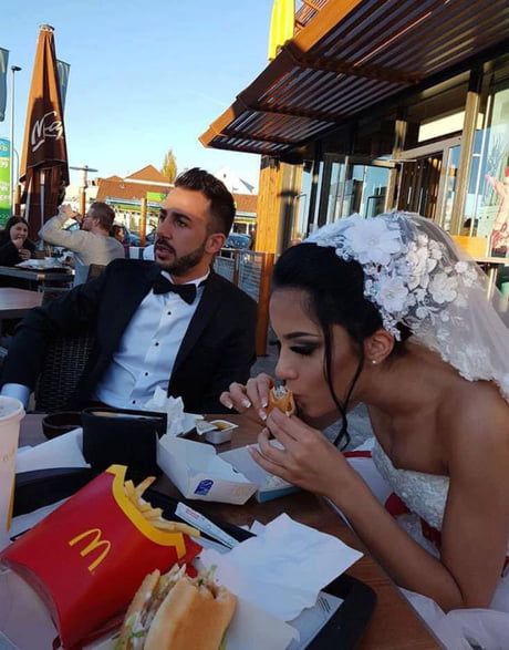 When you're getting married but mc donalds is life. - 9GAG Wedding Snacks, Mc Donald, Wedding Dress Organza, Aline Wedding Dress, Wedding Dresses Satin, Wedding Dresses Strapless, Future Bride, Vegas Wedding, Junior Bridesmaid Dresses