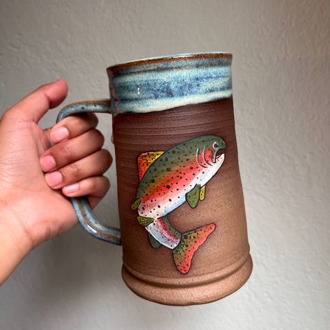 Pottery Beer Stein, Ceramic Beer Mug, Octoberfest Beer, Pretty Furniture, Painted Fish, Pottery Form, Pottery Inspiration, Ceramics Ideas, Ceramic Hand