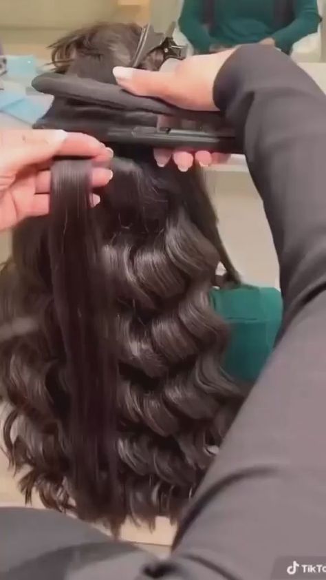 Pin en Hair videos collection Curling Tutorial, Hair Curling Tutorial, Hair Curling Tips, Hairstyle Tutorials, Hair Curling, Hair Tips Video, Haircut Styles, Wavy Hairstyles, Hair Done